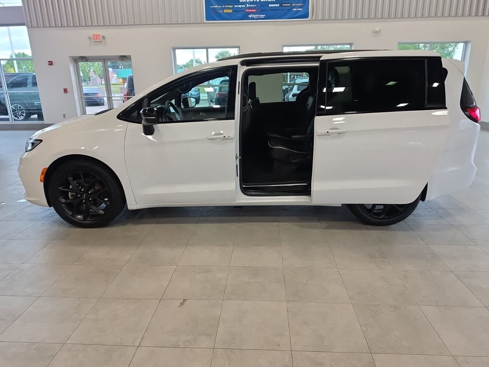 Used 2025 Chrysler Pacifica Limited FWD image 13