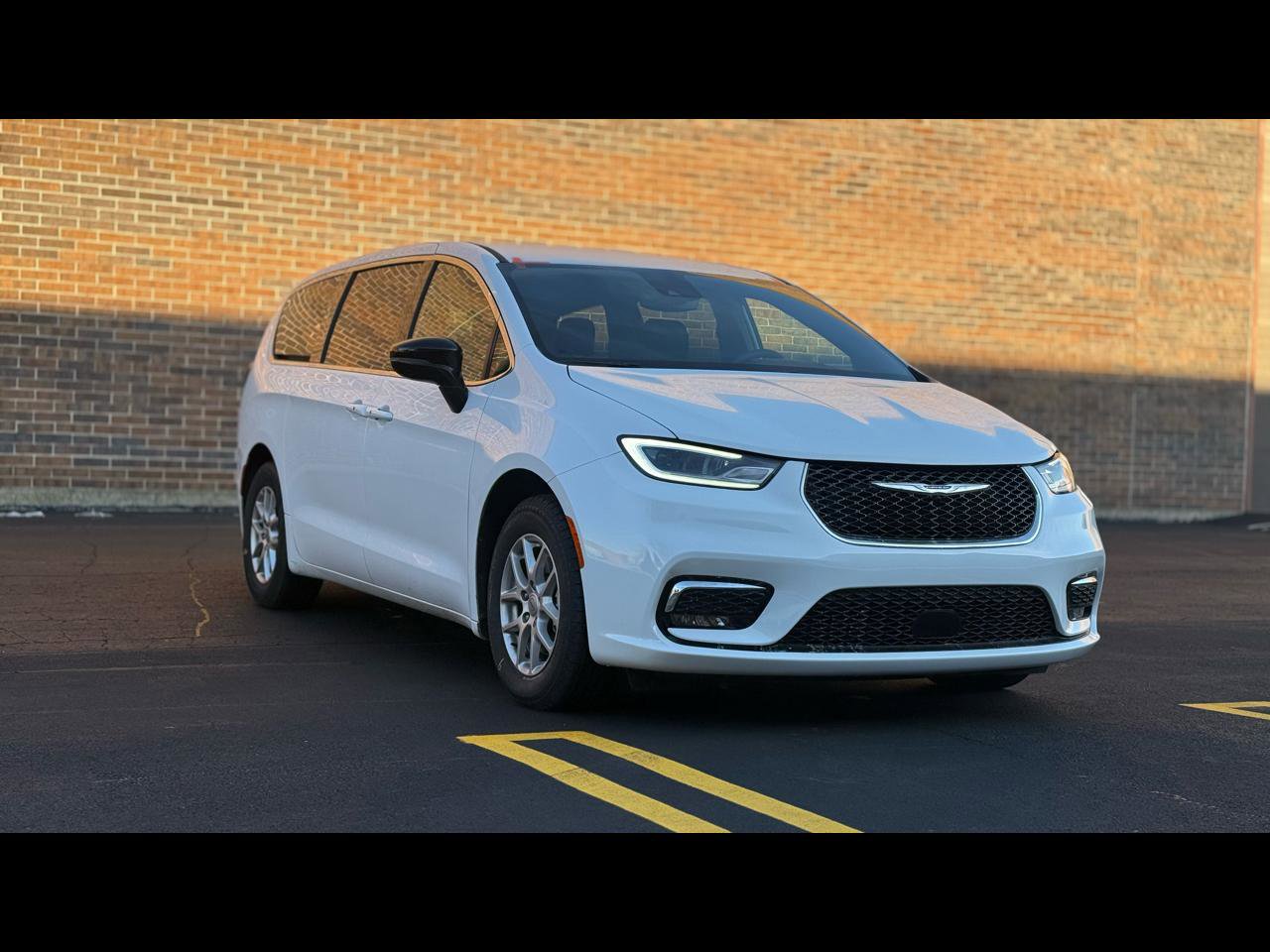 Used 2025 Chrysler Pacifica Select FWD image 1