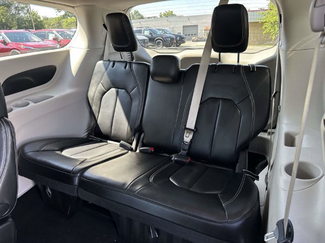 Used 2023 Chrysler Pacifica Touring-L FWD image 3