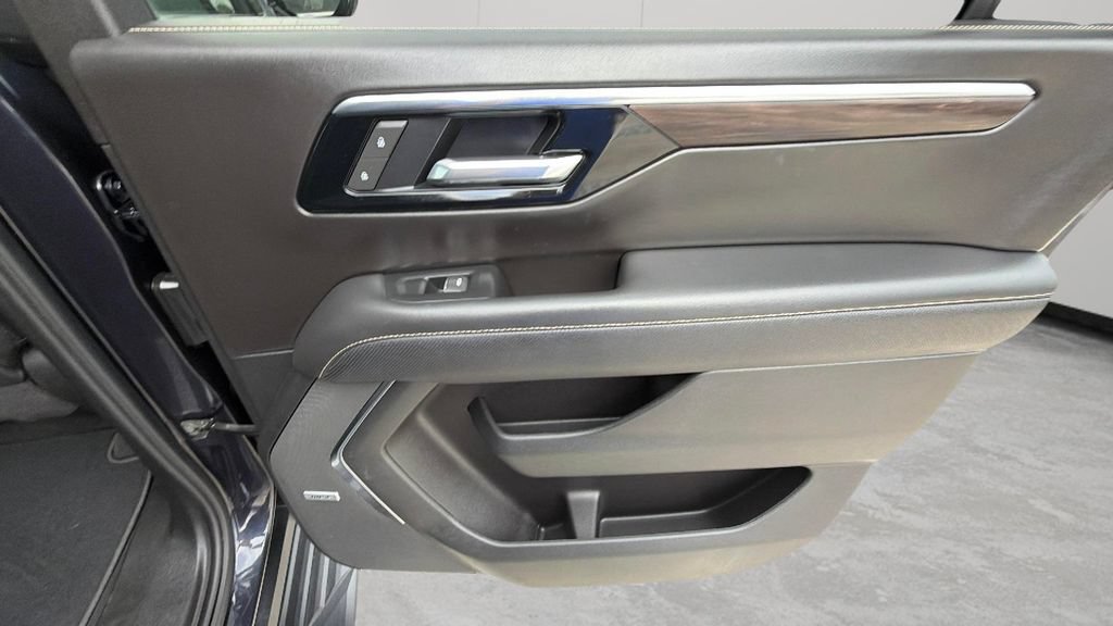 Certified 2025 Chevrolet Suburban Premier AWD/4WD image 35