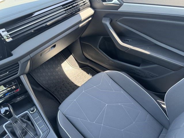 Used 2025 Volkswagen Jetta Sport image 12