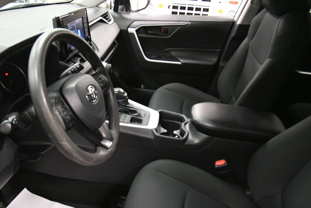Used 2021 Toyota RAV4 LE w/ Carpet Mat Package (TMS) AWD/4WD image 18