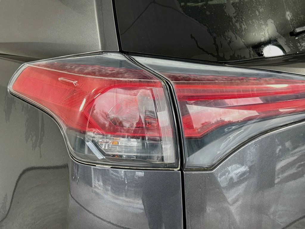 Used 2018 Toyota RAV4 LE FWD image 34