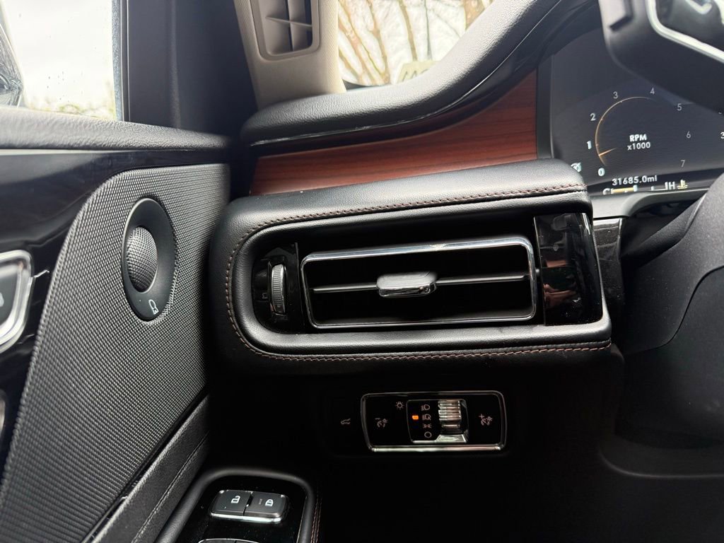 Used 2023 Lincoln Aviator Reserve image 30