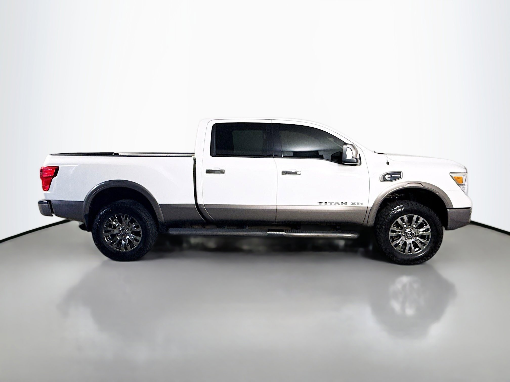 Used 2019 Nissan Titan Platinum Reserve w/ Platinum Utility Package image 11