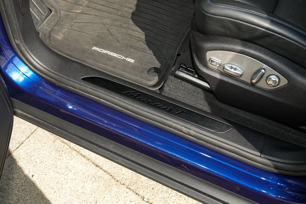 Certified 2026 Porsche Macan Turbo AWD/4WD image 21