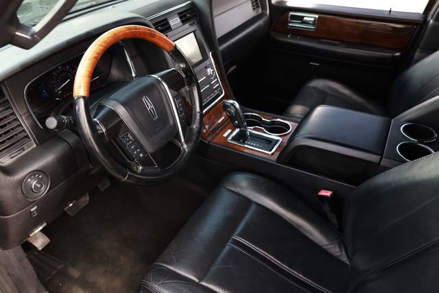 Used 2016 Lincoln Navigator Select RWD image 6