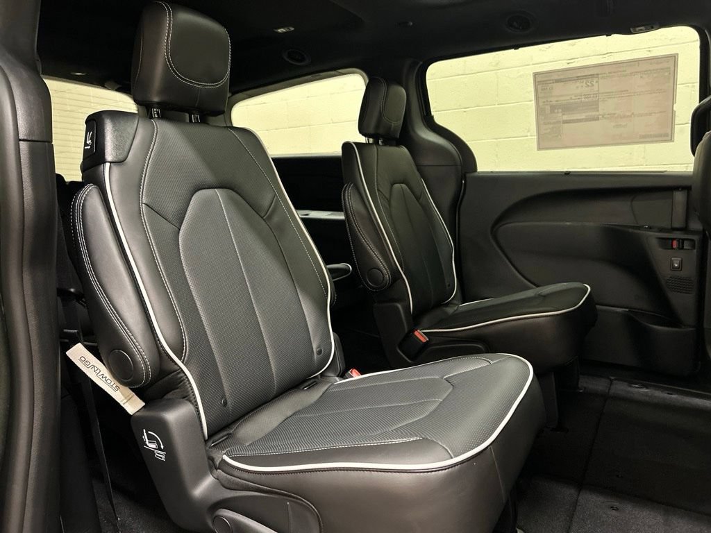 New 2027 Chrysler Pacifica Limited FWD image 11