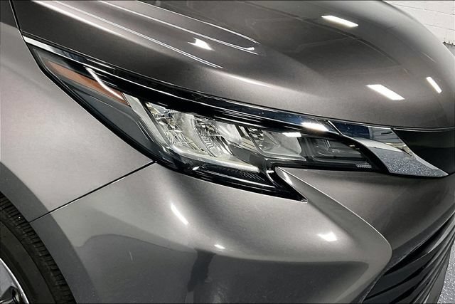 Used 2023 Toyota Sienna XLE AWD/4WD image 28