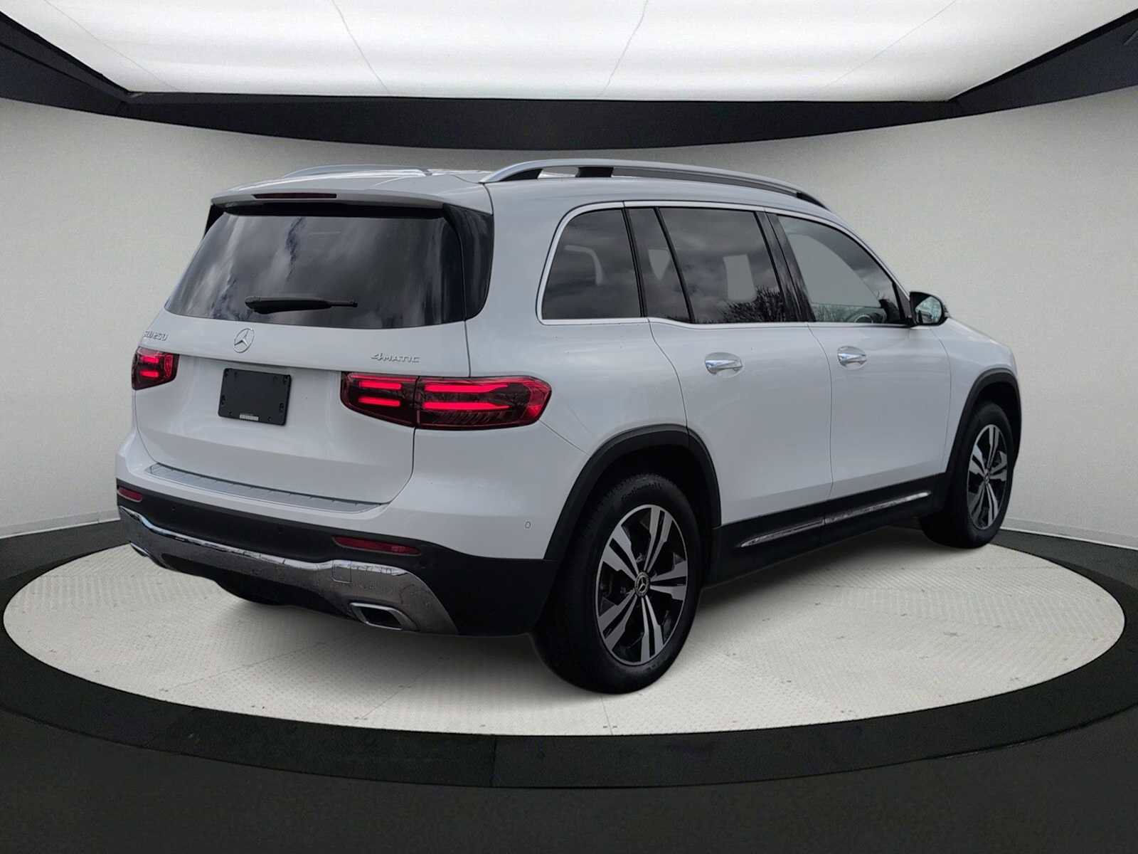 Used 2024 Mercedes-Benz GLB 250 4MATIC image 8