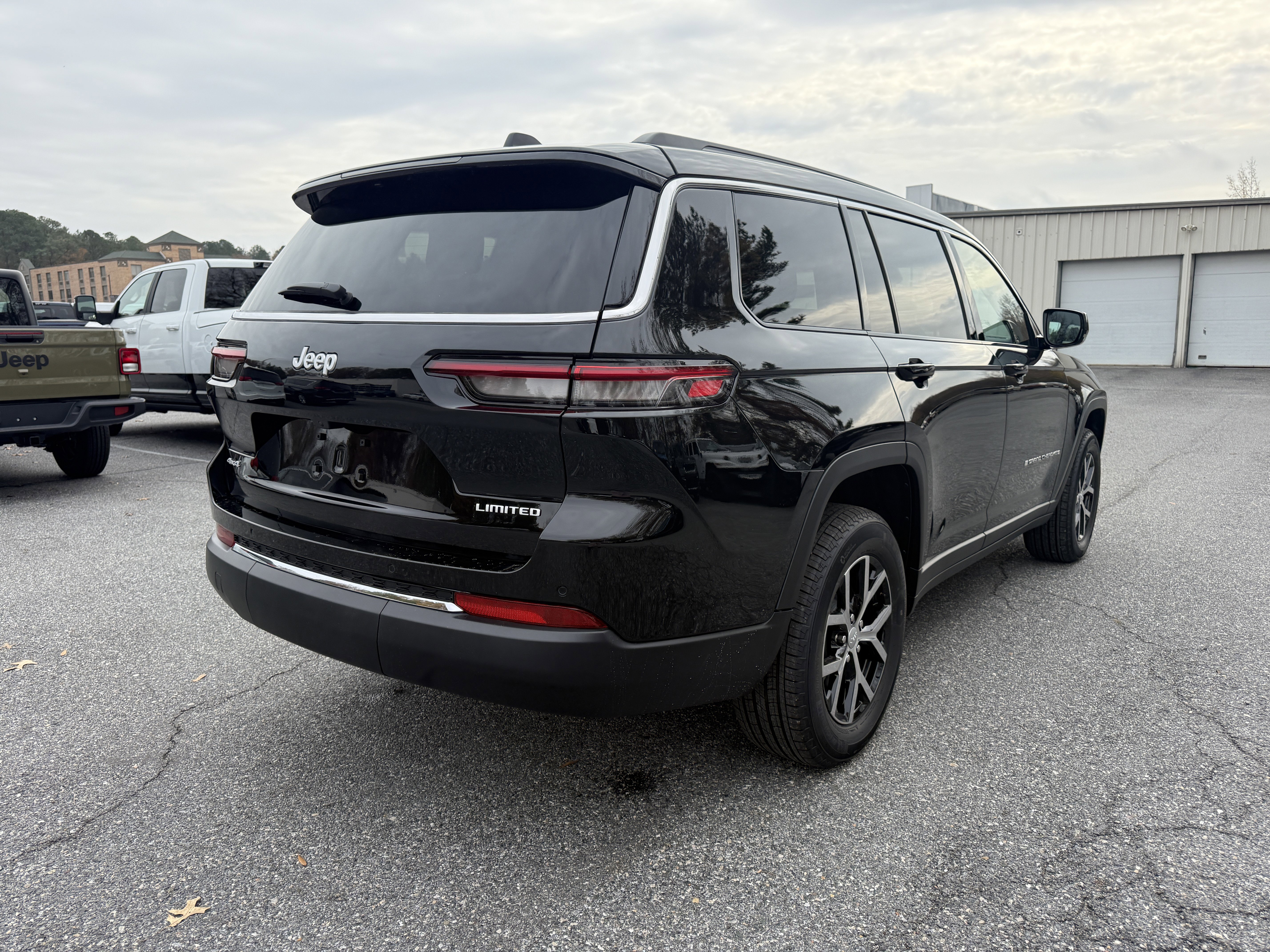 New 2025 Jeep Grand Cherokee L Limited w/ Trailer Tow Package image 8