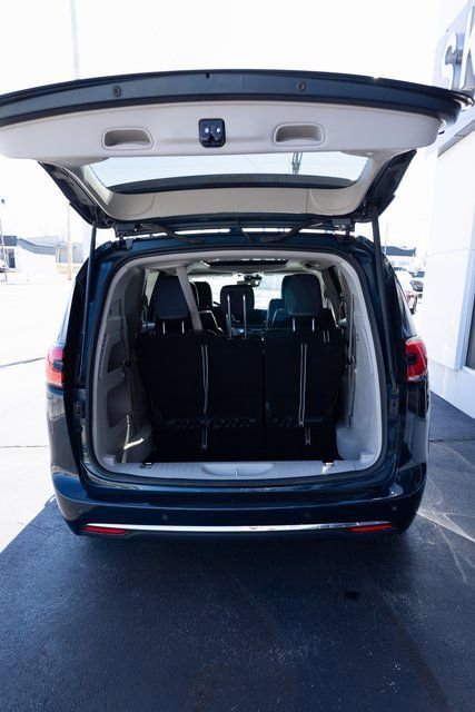 Used 2023 Chrysler Pacifica Limited FWD image 18