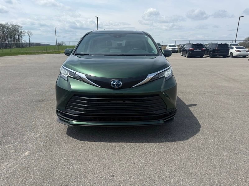 Used 2023 Toyota Sienna LE image 2