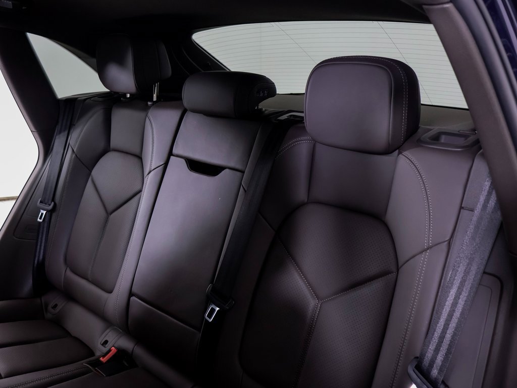 Certified 2022 Porsche Macan w/ Premium Package Plus image 12
