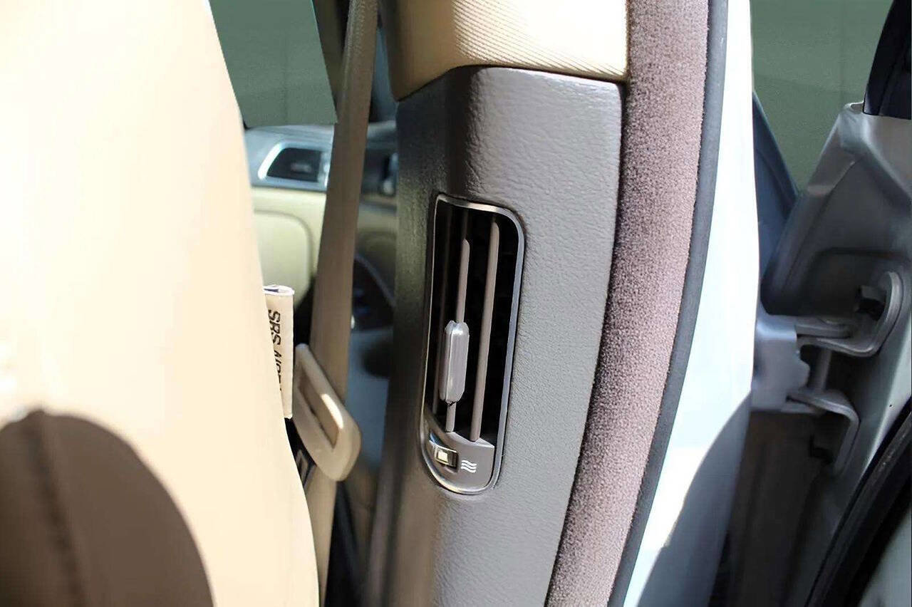 Used 2013 Hyundai Genesis 3.8 w/ Premium Pkg image 25