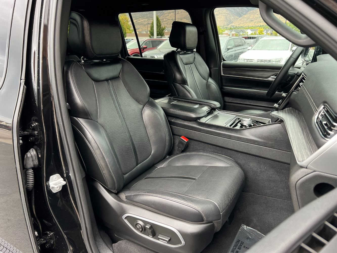 Used 2023 Jeep Wagoneer L Series II image 24