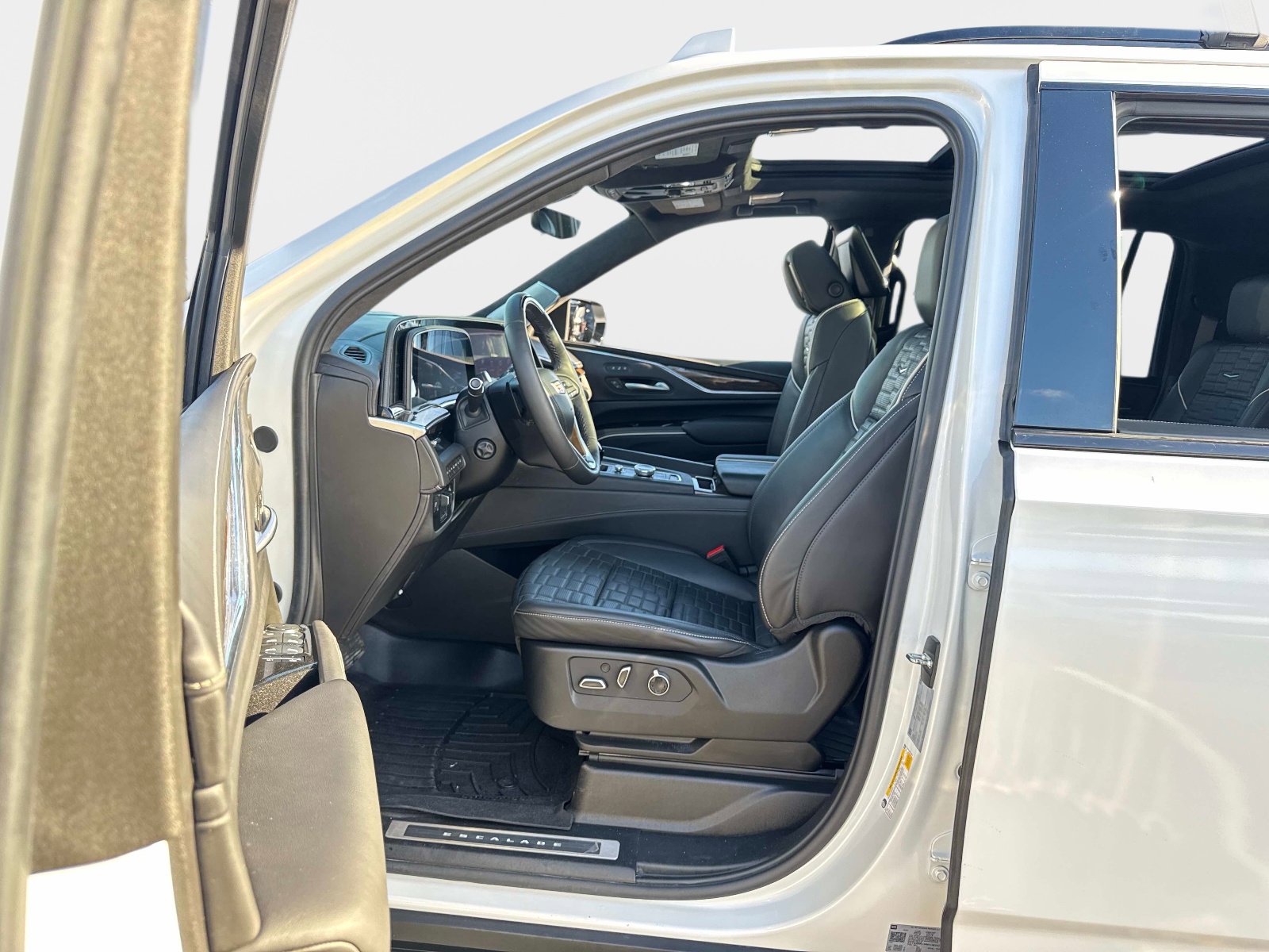 Used 2024 Cadillac Escalade ESV Sport Platinum w/ LPO, ONYX Package image 19