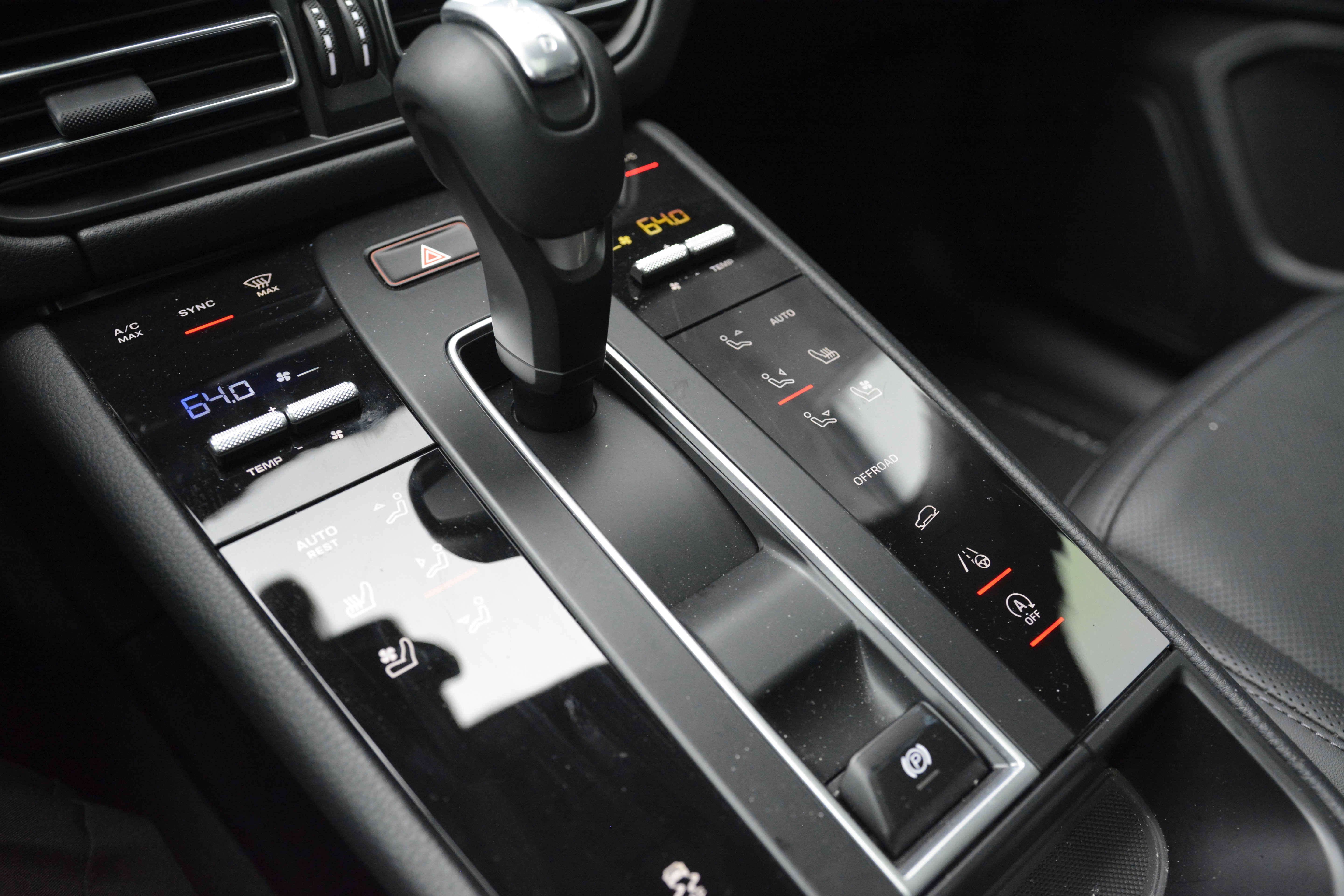 Certified 2025 Porsche Macan AWD/4WD image 24