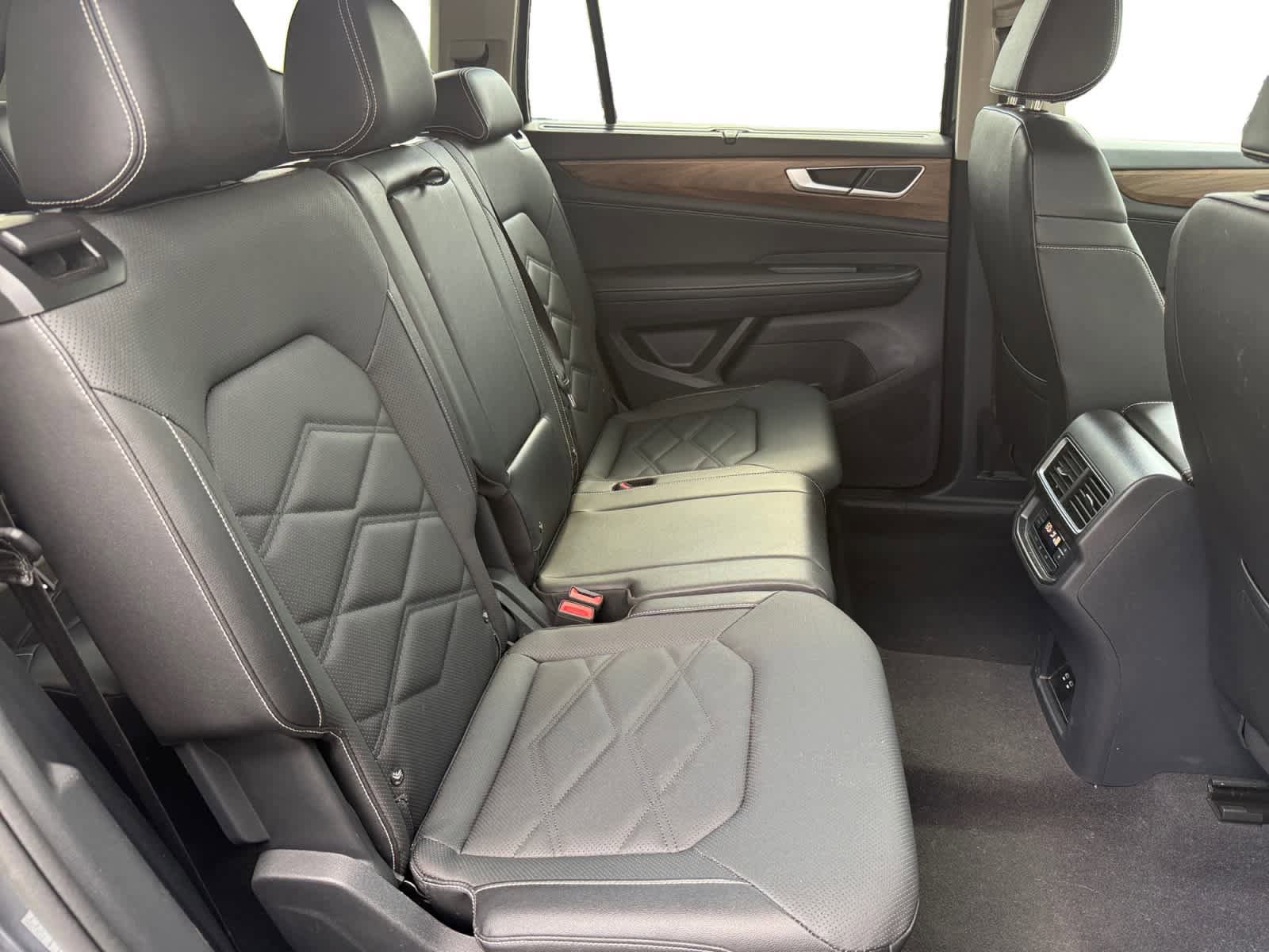 Used 2025 Volkswagen Atlas SE AWD/4WD image 24