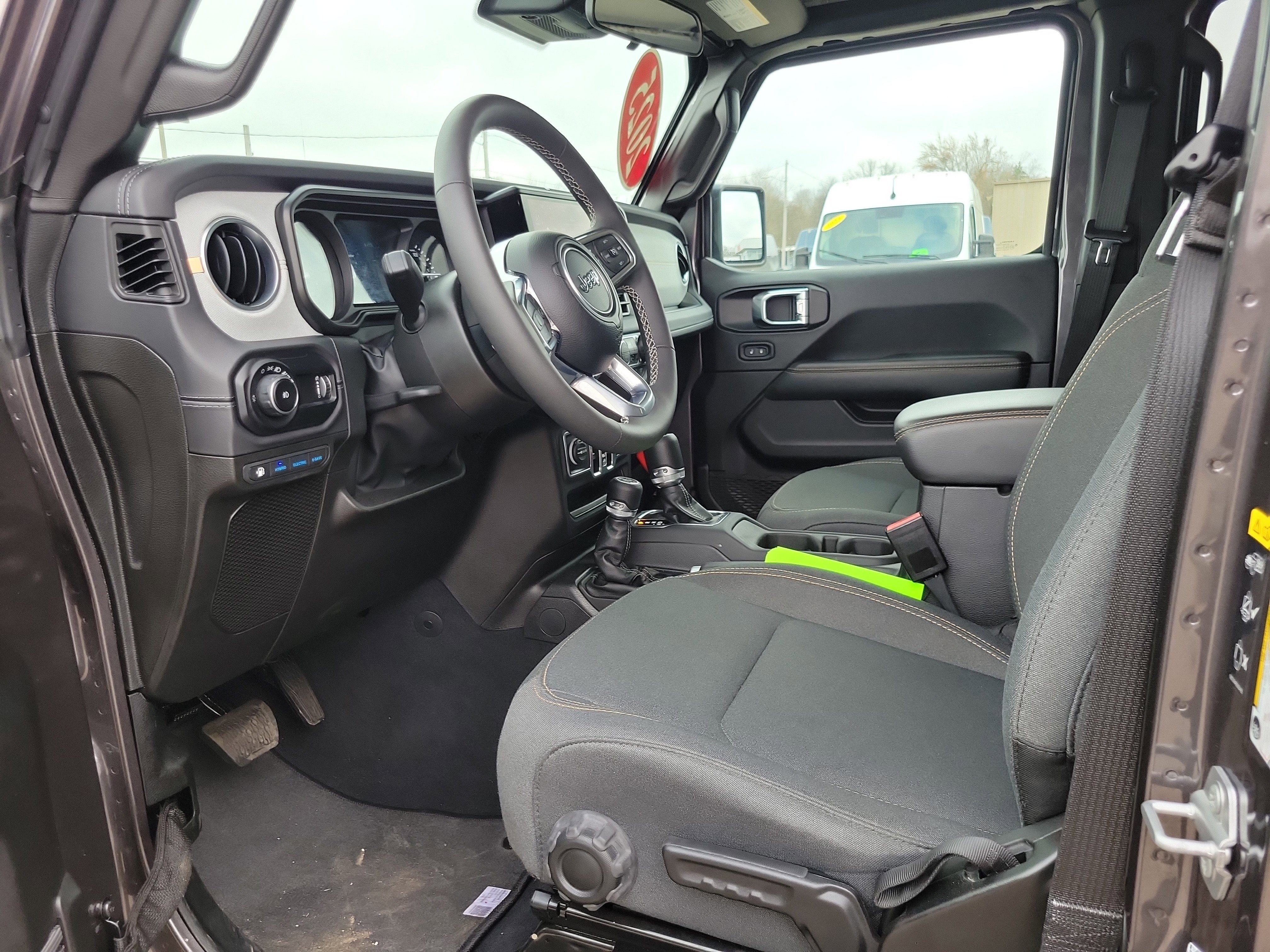 Used 2025 Jeep Wrangler Unlimited Sahara image 7