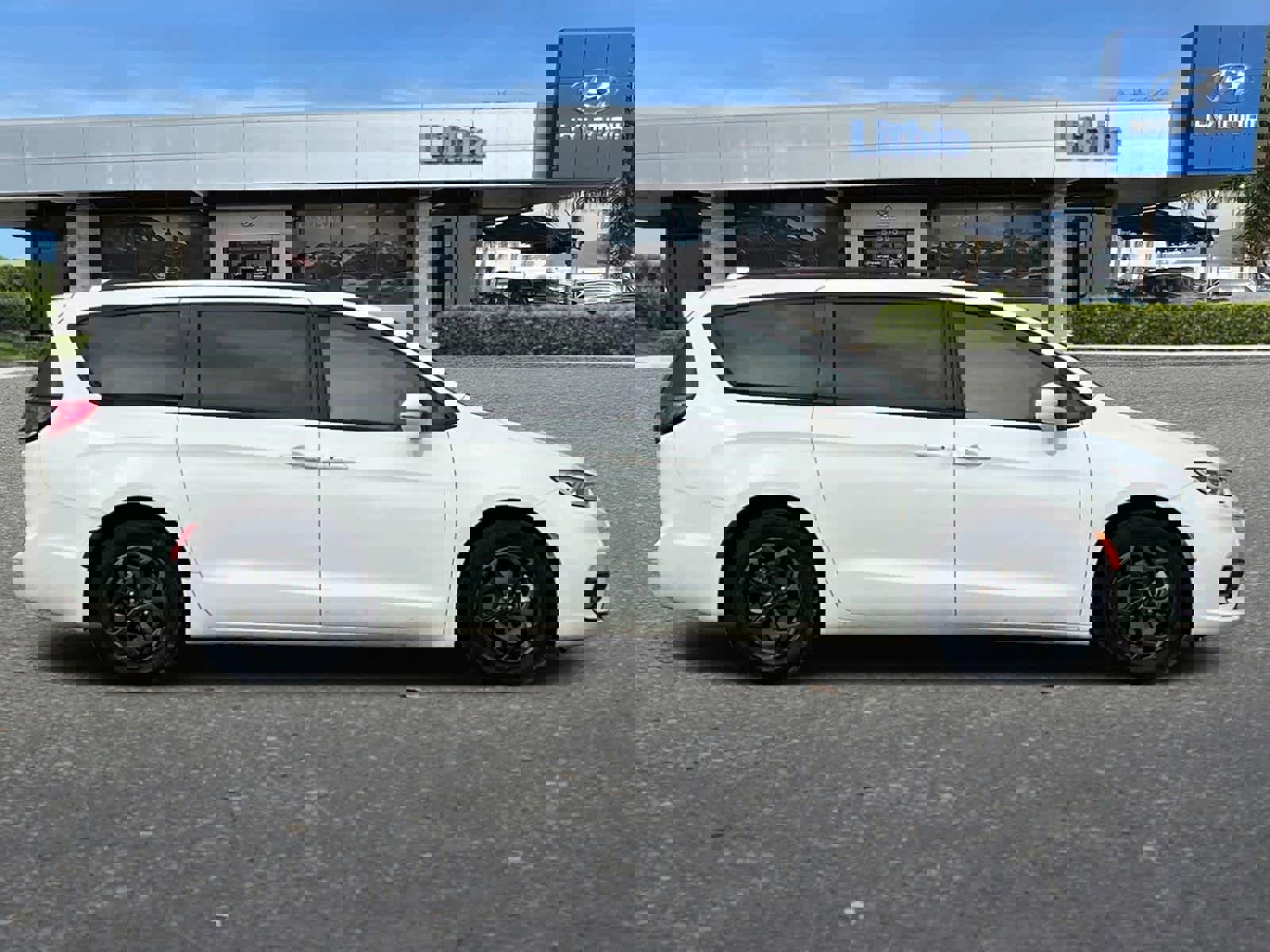 Used 2021 Chrysler Pacifica Touring w/ S Appearance Package image 9