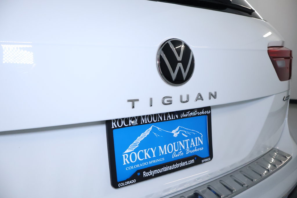 Used 2024 Volkswagen Tiguan SE w/ Panoramic Sunroof Package AWD/4WD image 9