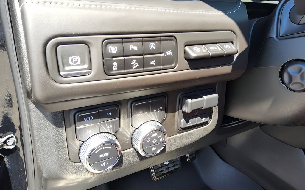 Used 2024 GMC Yukon Denali Ultimate AWD/4WD image 22