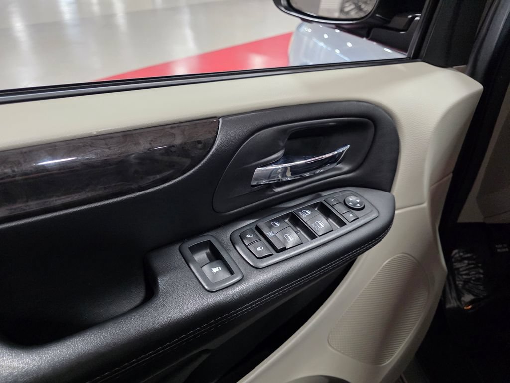 Used 2019 Dodge Grand Caravan SE FWD image 12