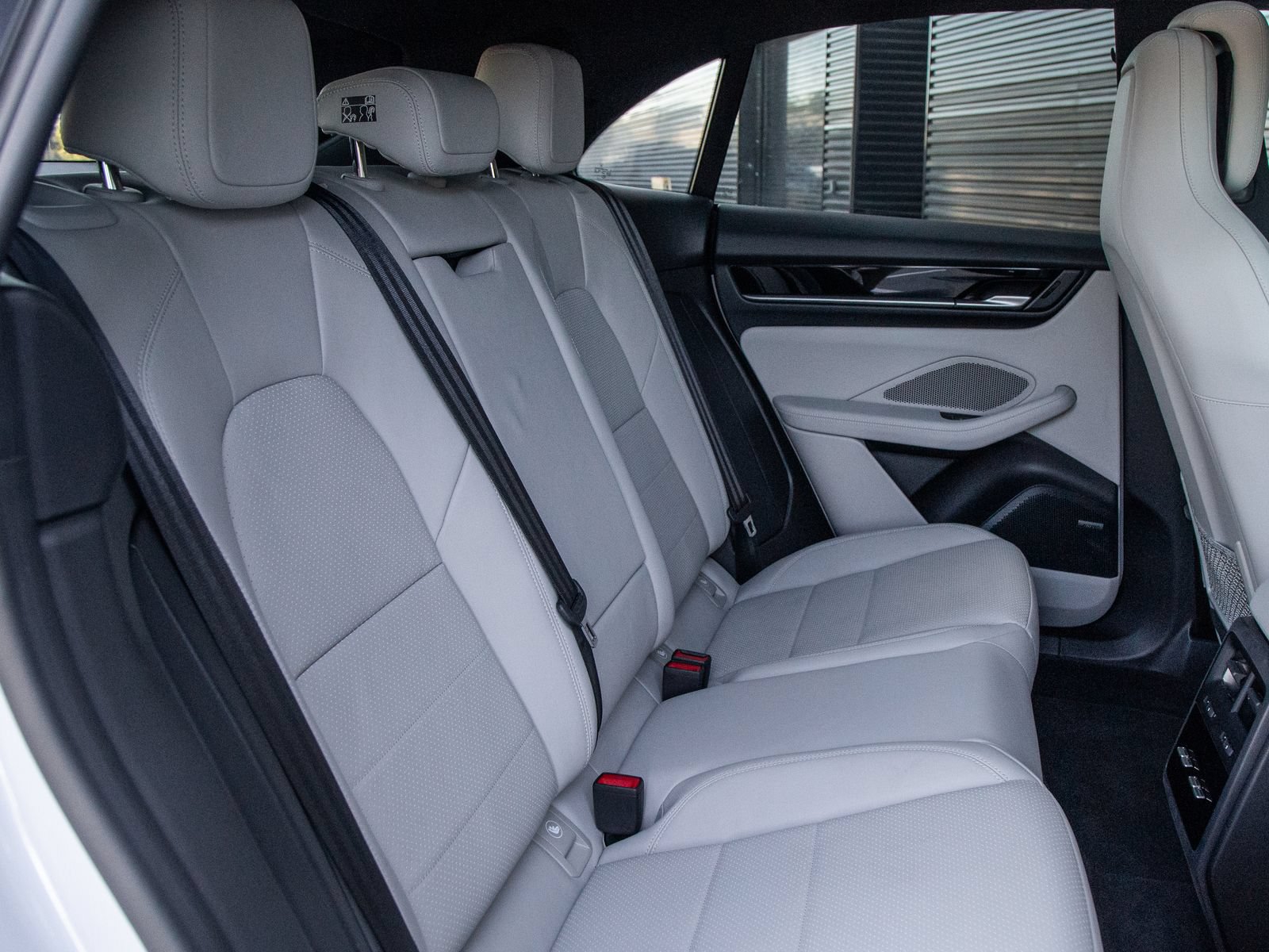 Certified 2025 Porsche Macan Electric RWD image 16