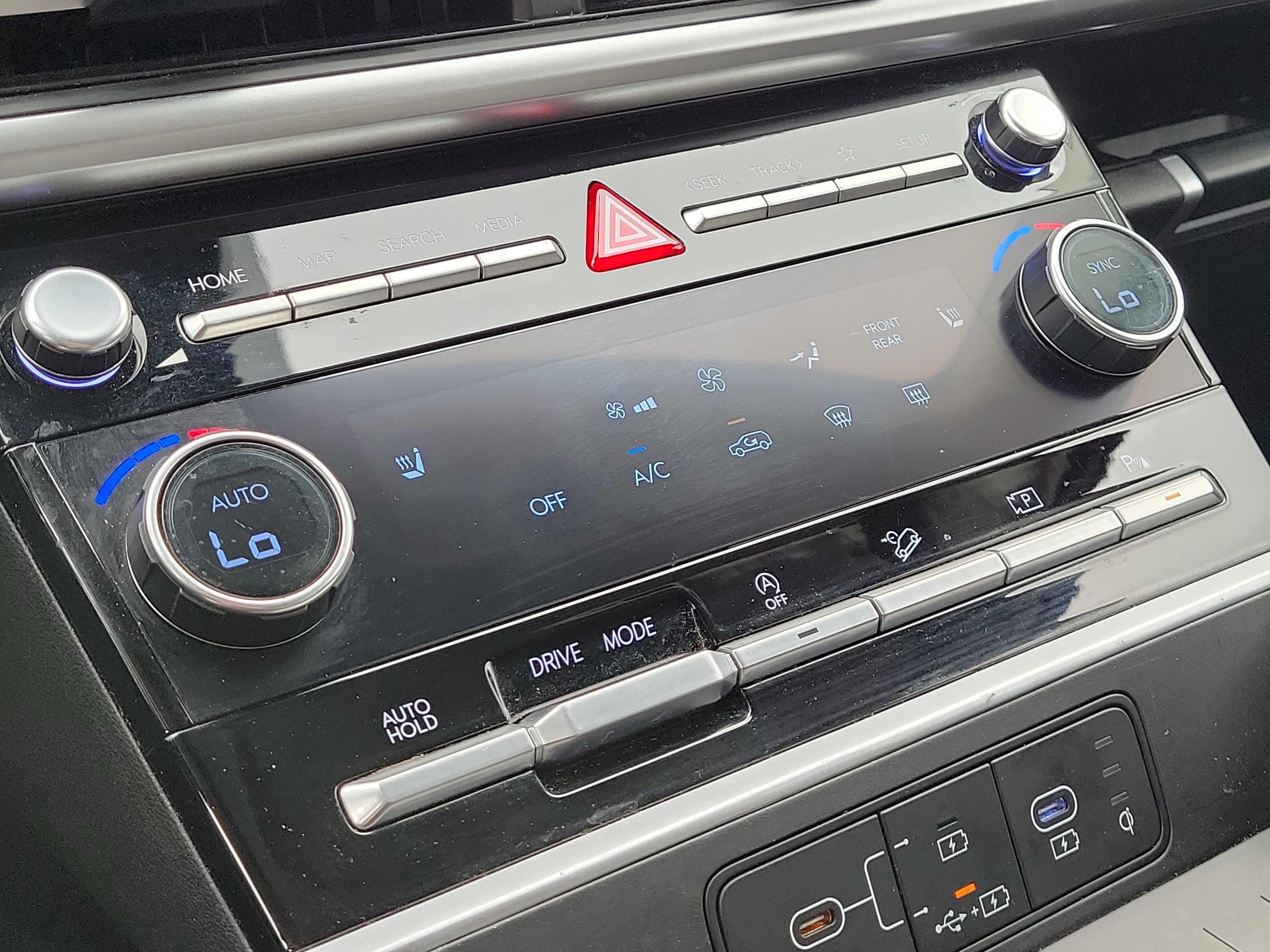 Used 2025 Hyundai Santa Fe SEL FWD image 25