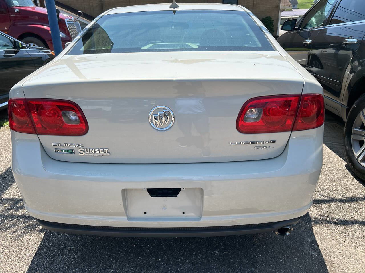 Used 2010 Buick Lucerne CXL image 4