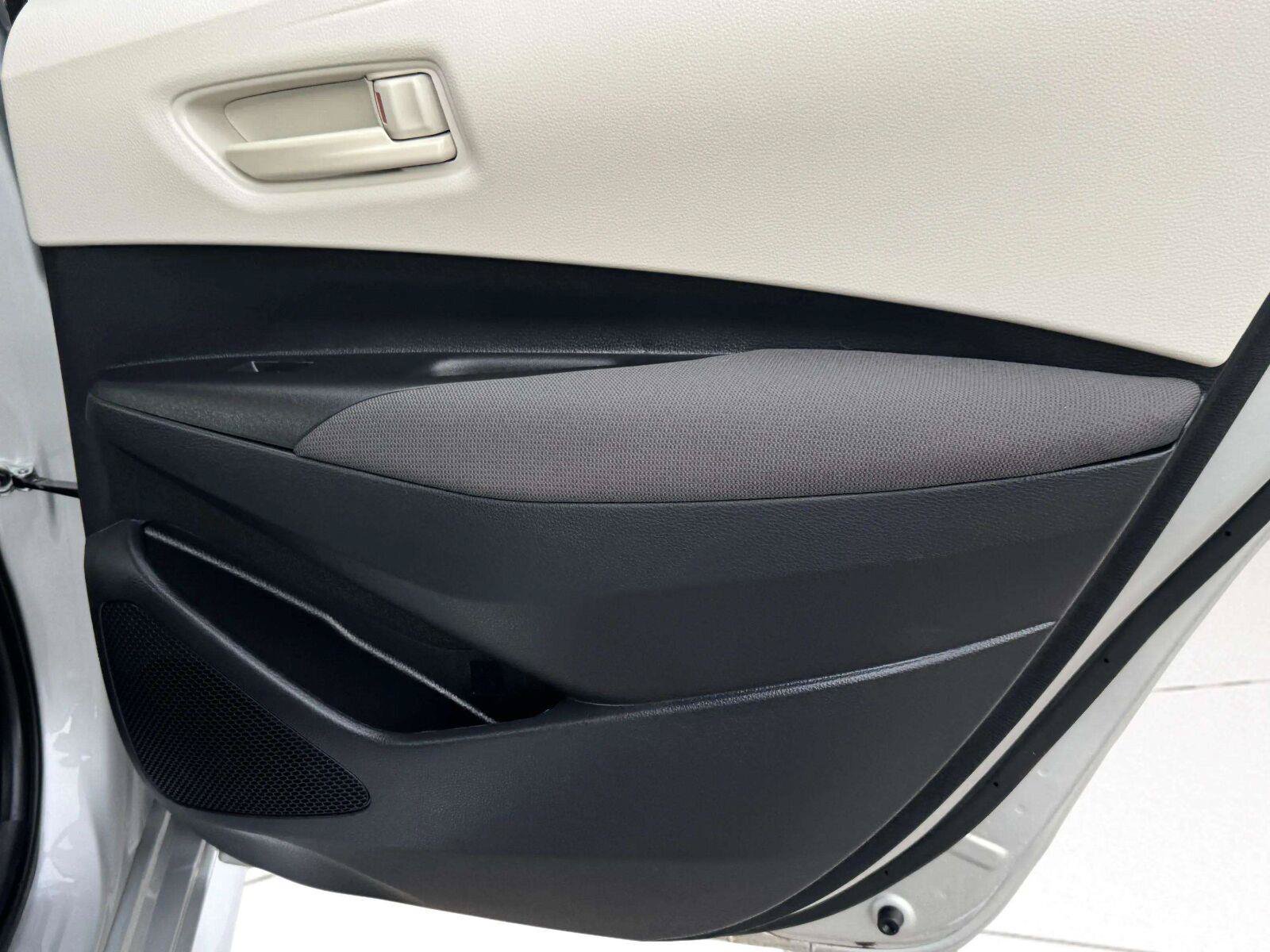 Used 2025 Toyota Corolla LE FWD image 40