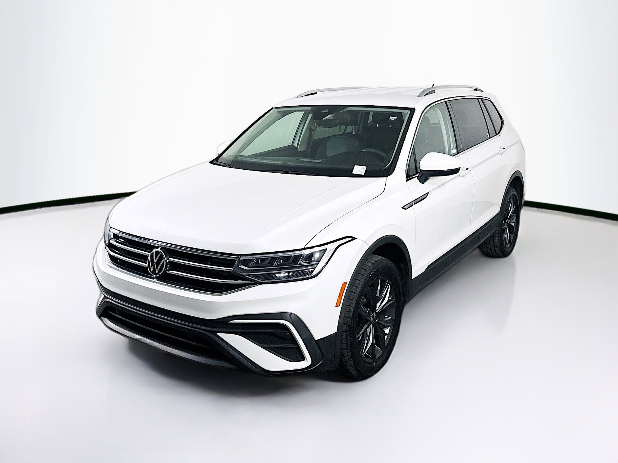 Used 2023 Volkswagen Tiguan SE image 3