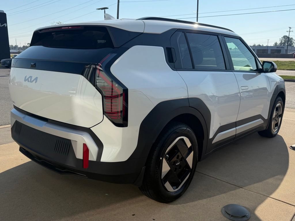 New 2027 Kia EV3 Wind FWD image 7