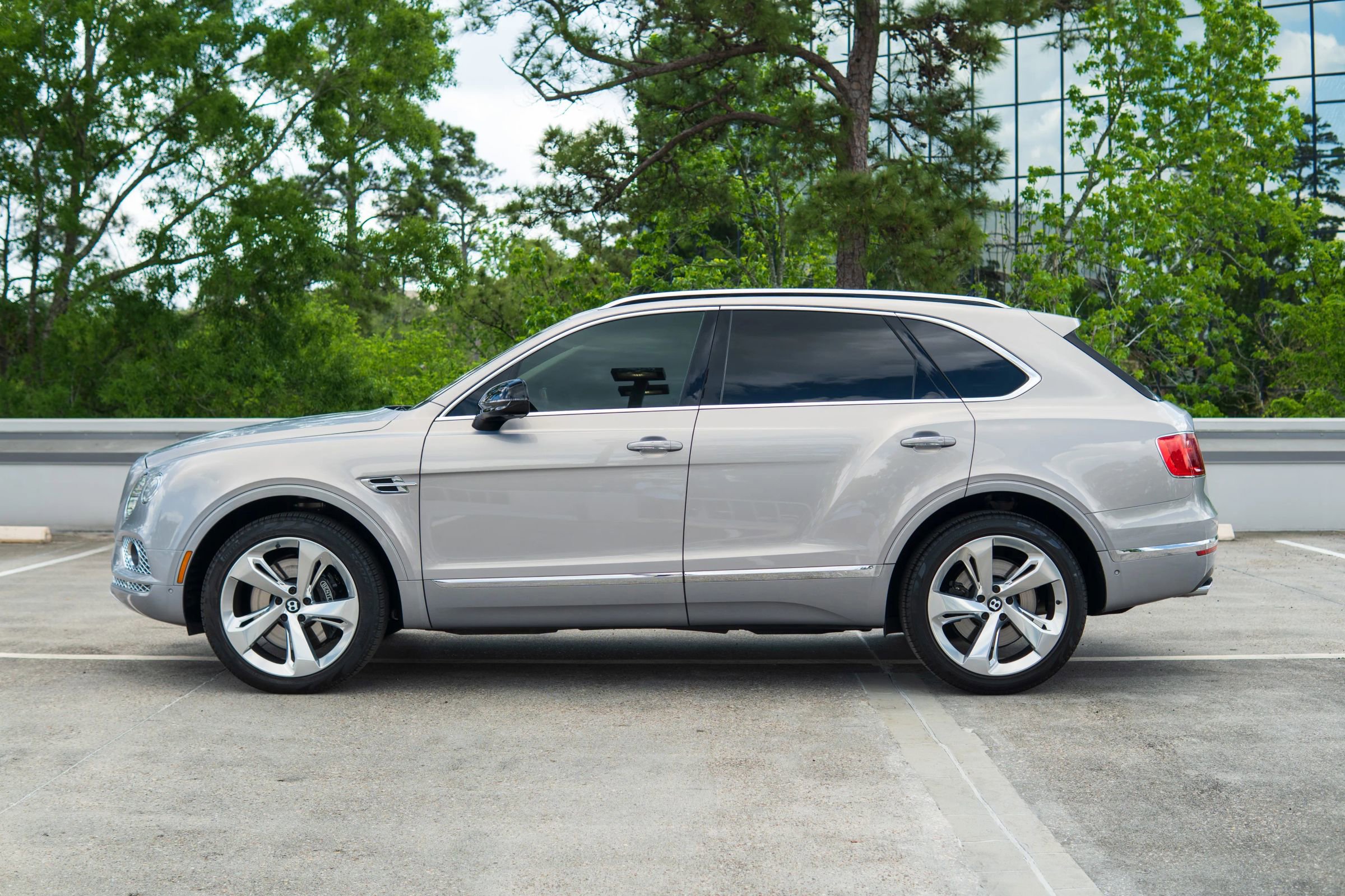 Used 2017 Bentley Bentayga AWD/4WD image 35