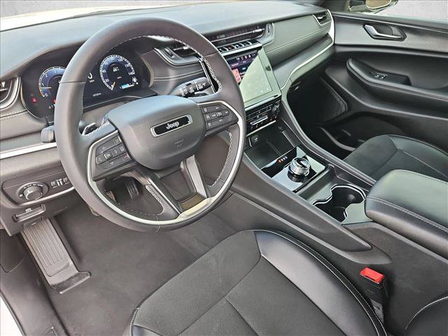 Used 2025 Jeep Grand Cherokee Altitude AWD/4WD image 13