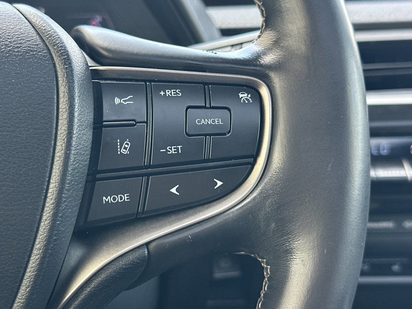 Used 2019 Lexus UX 200 w/ Premium Package image 28