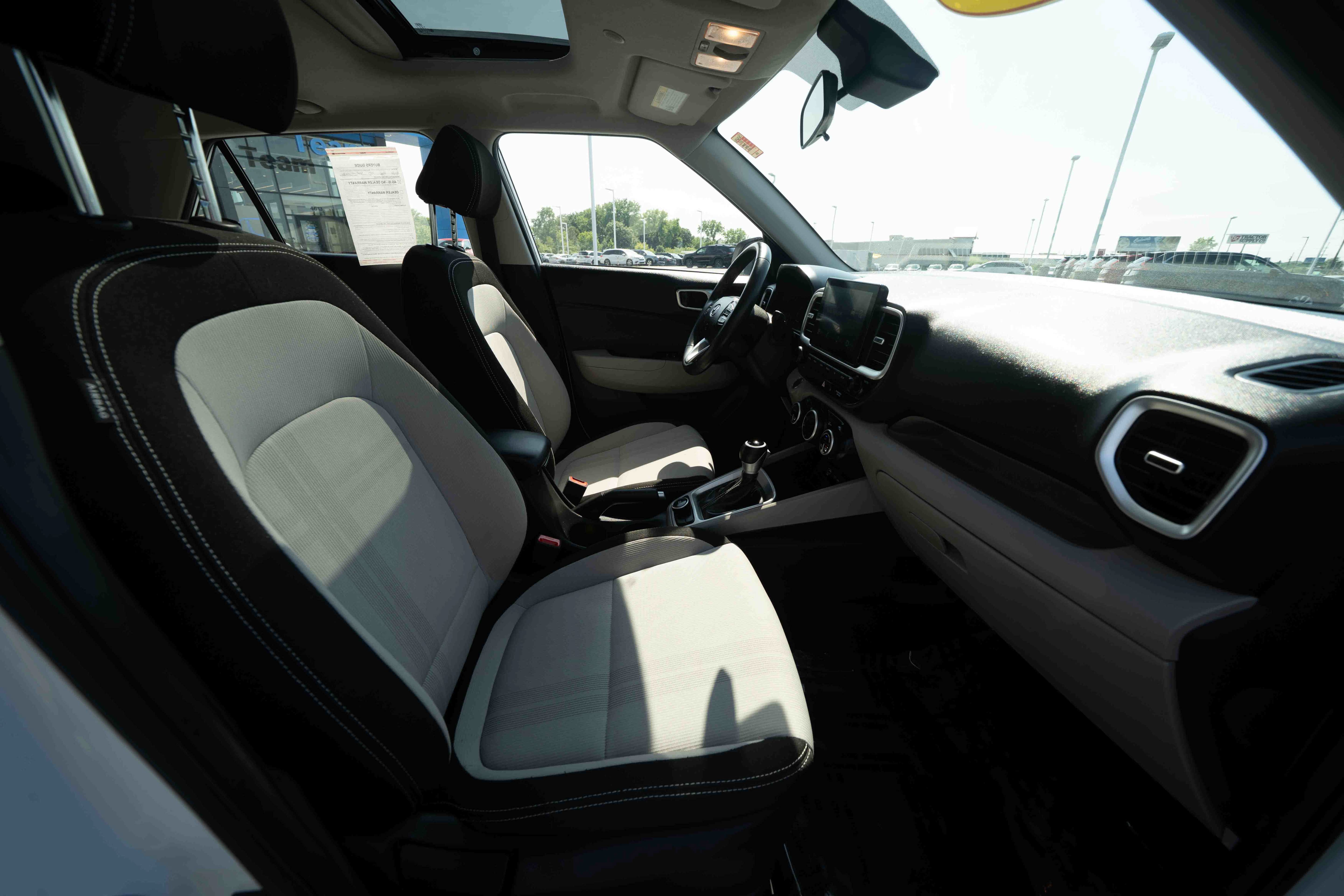 Used 2025 Hyundai Venue SEL FWD image 27
