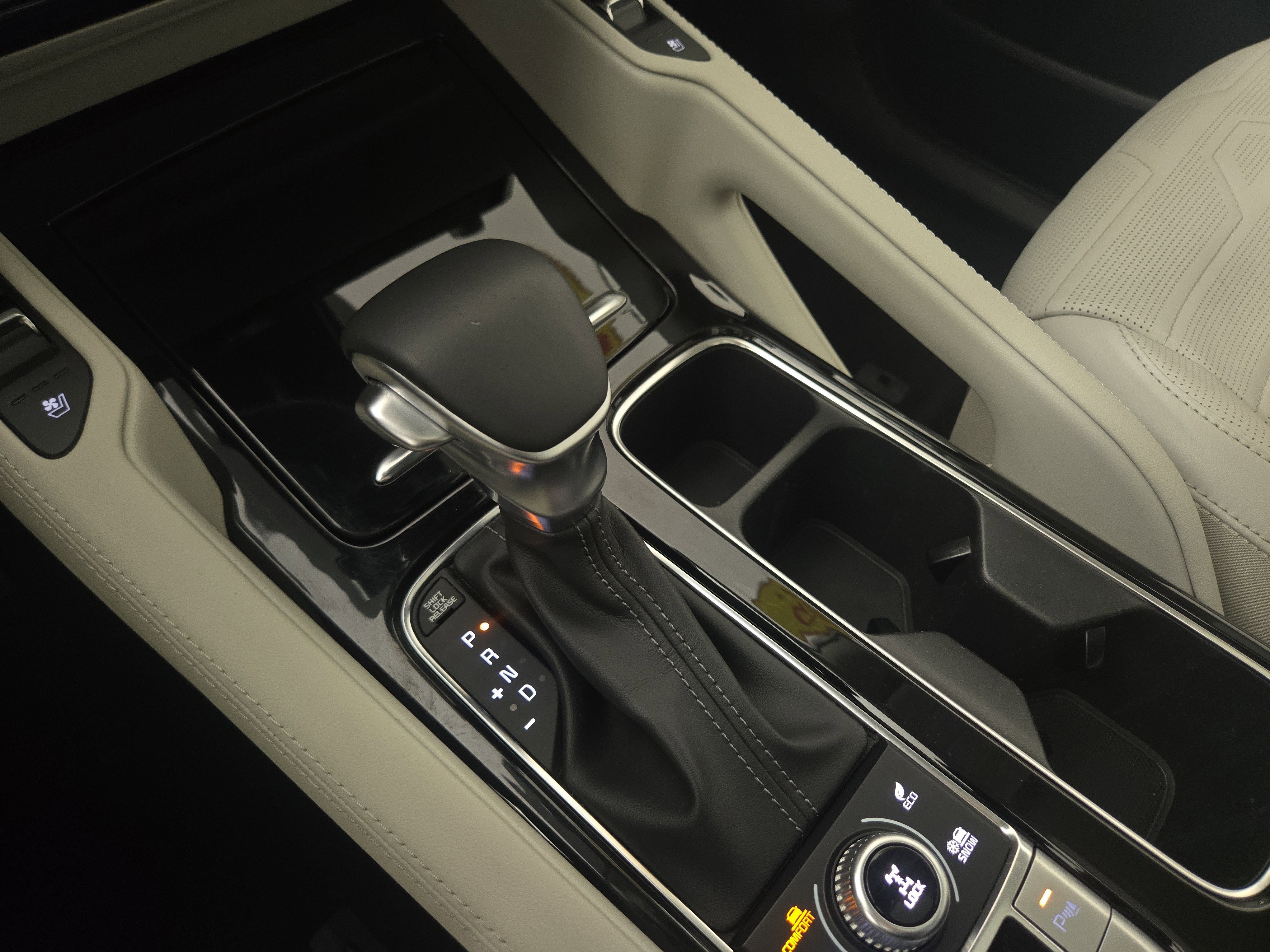 Used 2022 Kia Telluride SX w/ SX Prestige Package image 24