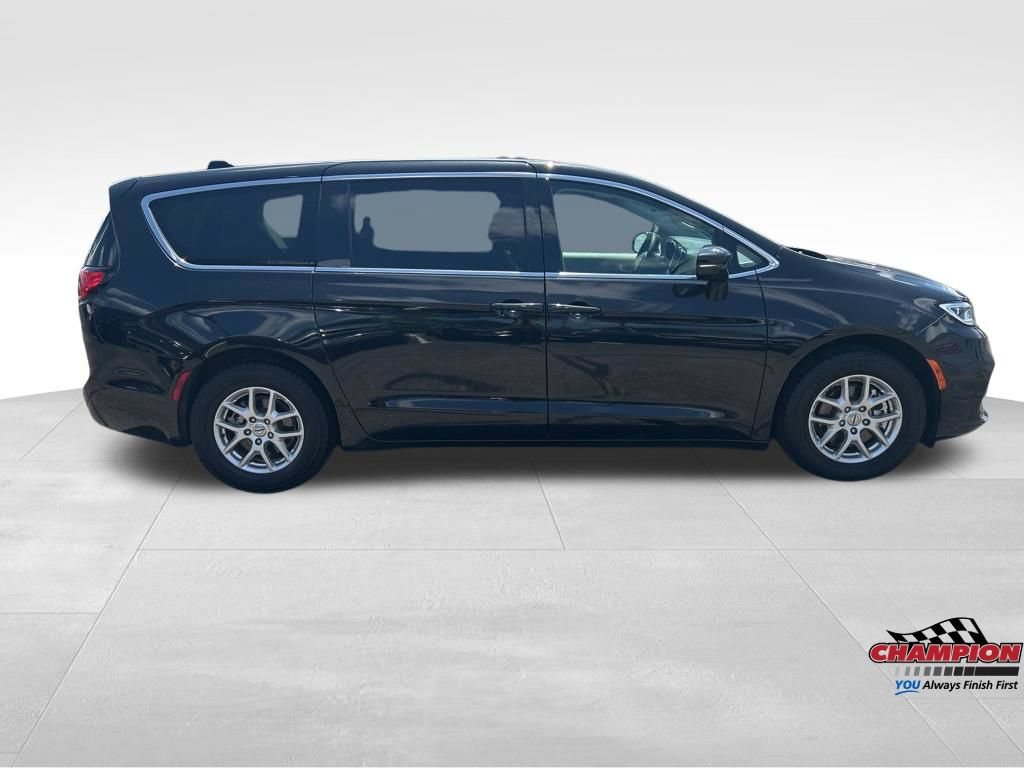 Used 2024 Chrysler Pacifica Touring-L FWD image 7