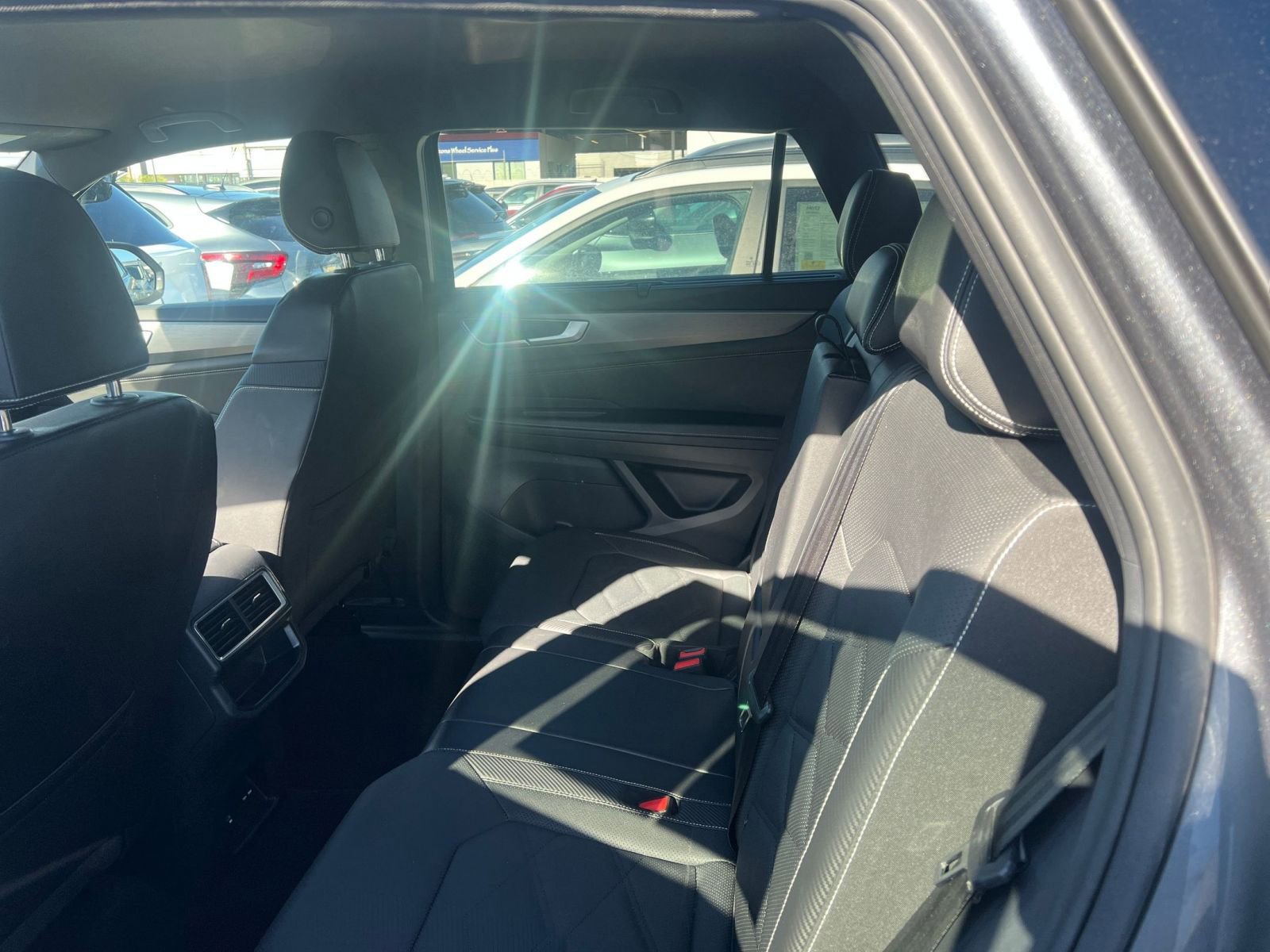 Used 2025 Volkswagen Atlas Cross Sport SE FWD image 25