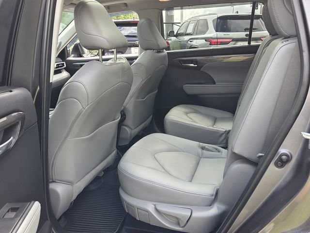 Used 2023 Toyota Highlander Platinum FWD image 6