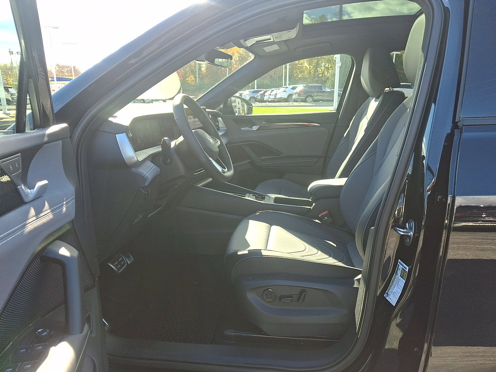 New 2026 Volkswagen Tiguan SE R-Line image 8