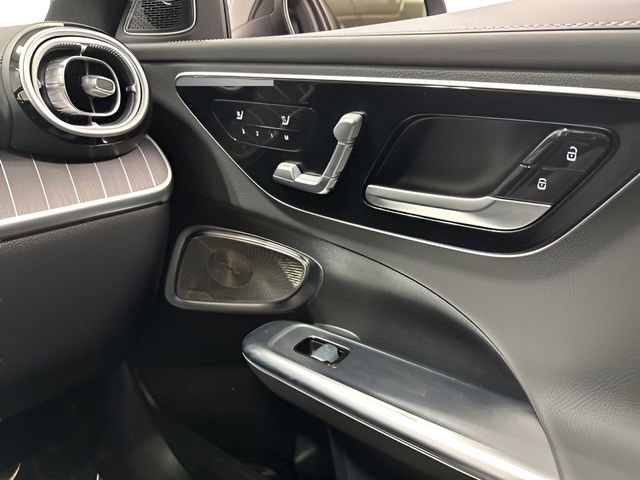 Used 2025 Mercedes-Benz C 300 4MATIC Sedan image 32