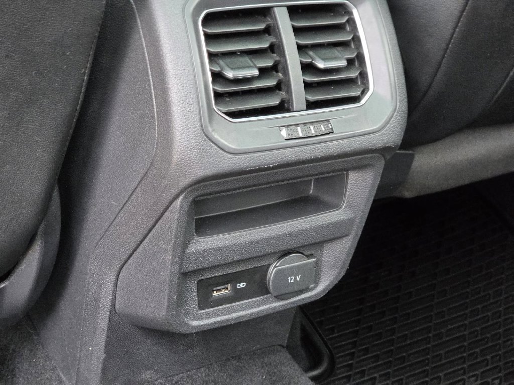 Used 2018 Volkswagen Tiguan SEL AWD/4WD image 16