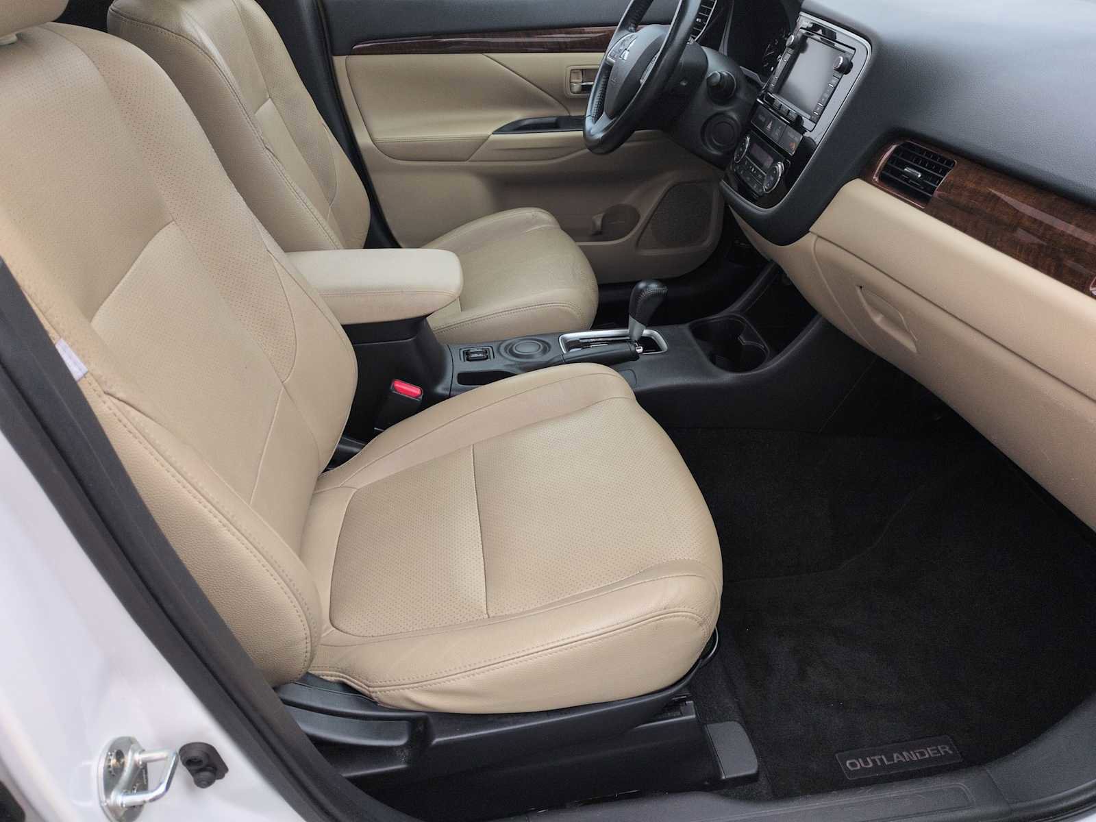 Used 2014 Mitsubishi Outlander SE image 21