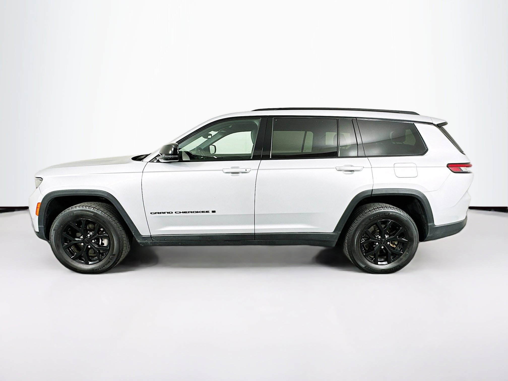 Used 2024 Jeep Grand Cherokee L Laredo image 4