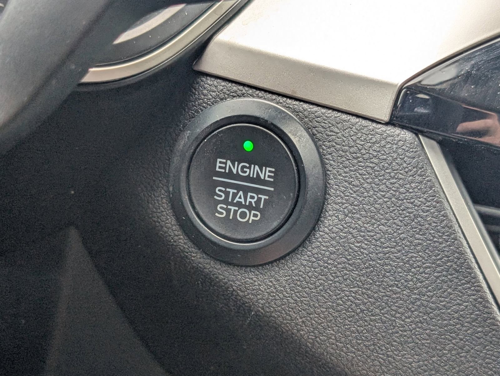 Used 2020 Ford Escape SE FWD image 18