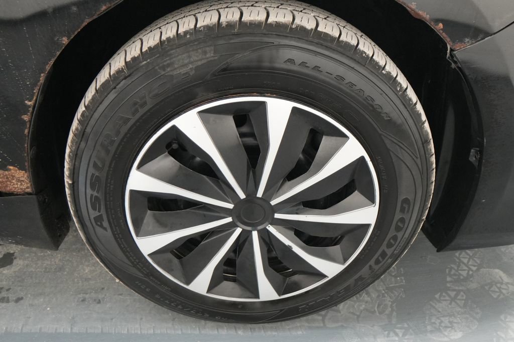 Used 2017 Toyota Camry LE FWD image 9