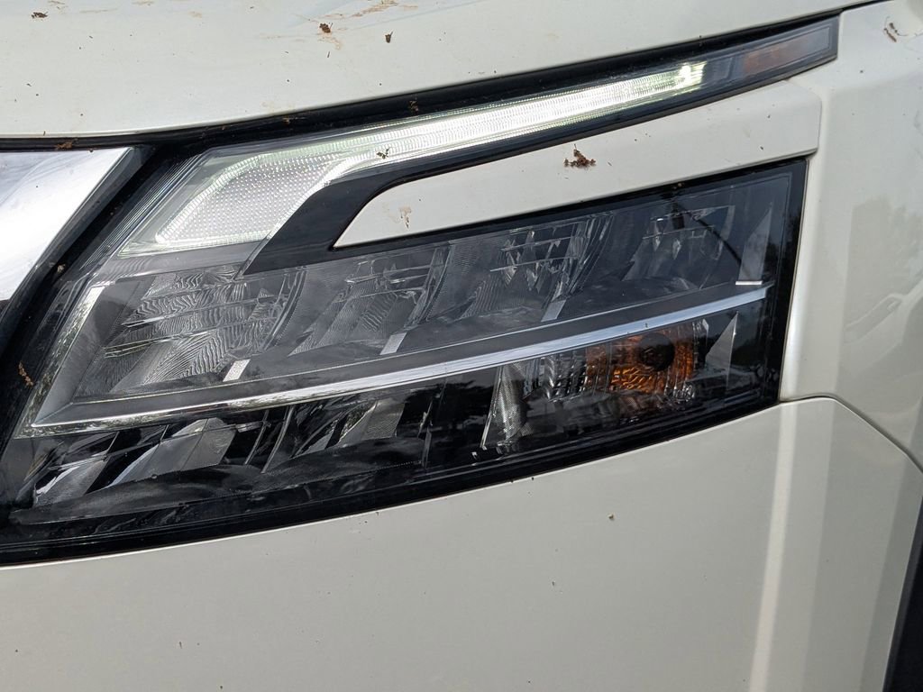 Used 2023 Nissan Pathfinder Platinum w/ Cargo Package image 9